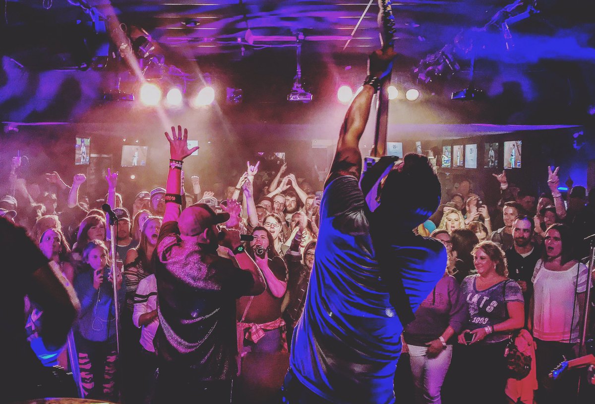 KellyKix's tweet photo. Duluth, as usual, you were amazing to the @Chris_Hawkey Band!! Thank you for another fantastic night in your town! @KTCOFM #HawkeyNation https://t.co/X2xShN60ZS