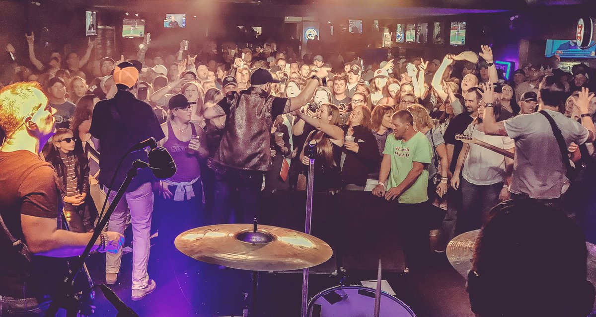 KellyKix's tweet photo. Duluth, as usual, you were amazing to the @Chris_Hawkey Band!! Thank you for another fantastic night in your town! @KTCOFM #HawkeyNation https://t.co/X2xShN60ZS