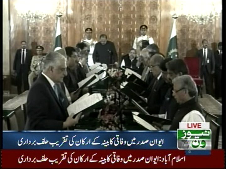 newsonepk's tweet photo. صدر ممنون حسین وفاقی کابینہ سے حلف لے رہے ہیں
#Newsonepk #AwaneSadar #FederalCabinet #PMLN https://t.co/GadoDtCc4M
