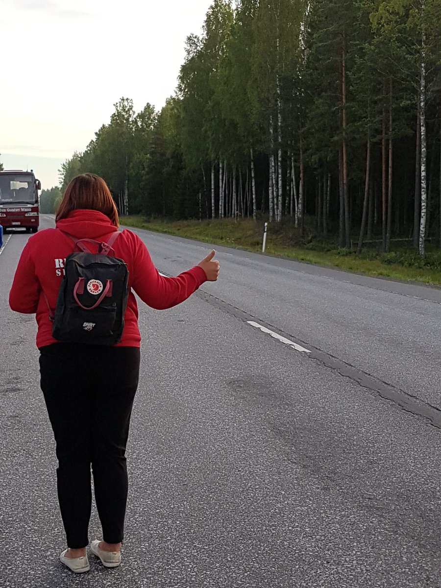 danielaberlin90's tweet photo. Jaha. Så gick bussen sönder. Bara att börja lifta, så kanske vi har tur att hinna fram i tid 😏 https://t.co/LOK4Dw7dxg