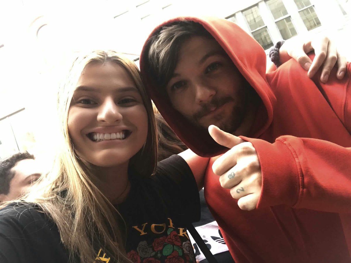 dnarrrainbow's tweet photo. Луи в Нью-Йорке сегодня 03/08
#BestWorldArmy DIRECTIONERS
#LouisOnFallonTonight https://t.co/L4giodpzju