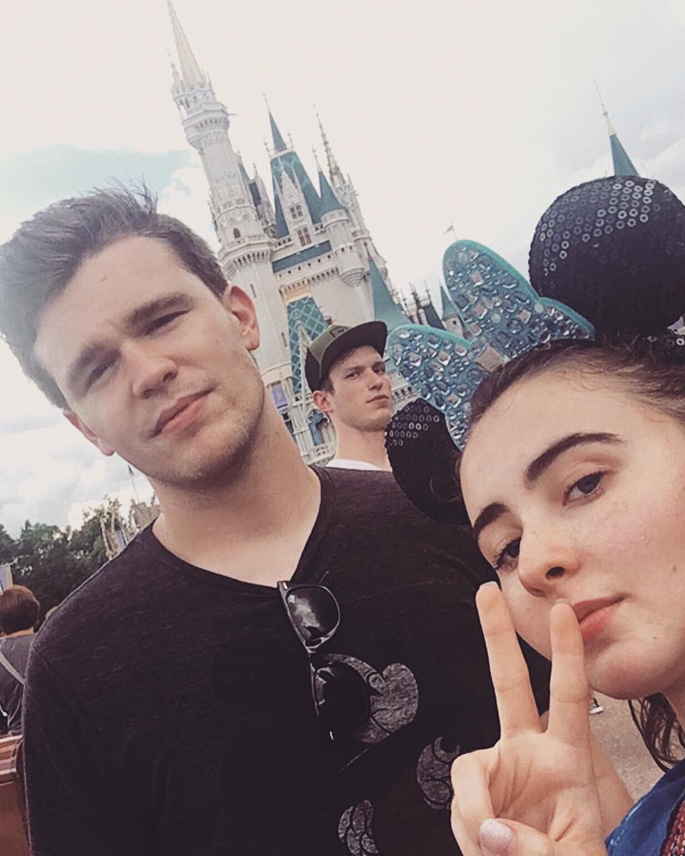 Sabrina Carpenter Jp Twitterren サブリナはフロリダウォルトディズニーワールドリゾートにsarah Peyton Caleb Austin Grace Tobias Blakeらと行ったようです