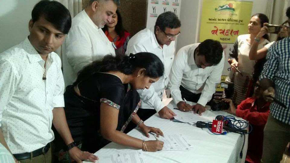 LetTalkVadodara's tweet photo. #NETRADAN @CollectorBaroda IAS Bharthiji signed her NETRADAN pledge and appeals to support the noble cause #Vadodara #LetsTalkVadodara https://t.co/lVdu6WIETC