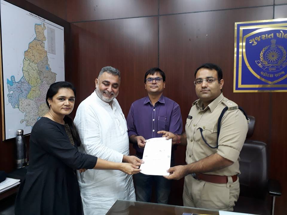 LetTalkVadodara's tweet photo. #NETRADAN SP Vadodara-Rural SAURABH TOLUMBIA, IPS, supports & assures help for the noble cause #LetsTalkVadodara https://t.co/7ZVoDZhTFy