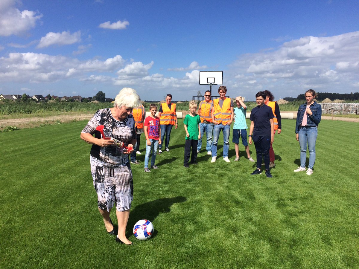 Het tijdelijke speelveldje in De Blaricummermeent is gistermiddag feestelijk in gebruik genomen: bit.ly/2hszSzR