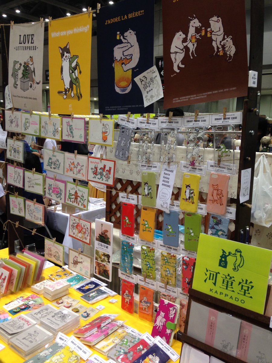 picnic_news's tweet photo. #HMJ2017 の思い出。
クラフトパーティーでお隣だった、 河童堂さんのブース。
猫とカエルを描いて作品にしているのですが、ご本人の人柄が乗り��ったかのような、優しさと愛嬌のあふれる作品を生み出しております。
https://t.co/HvLy1xzwLq https://t.co/YSnsxTr3Df
