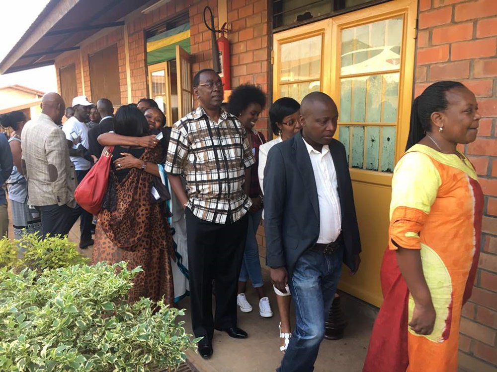 IGIHE's tweet photo. Perezida wa Sena @MakuzBernard yamaze gutanga ijwi rye mu matora ya Perezida #RwandaDecides #RwandaElection2017 #RwOT https://t.co/UWvhpxT2go