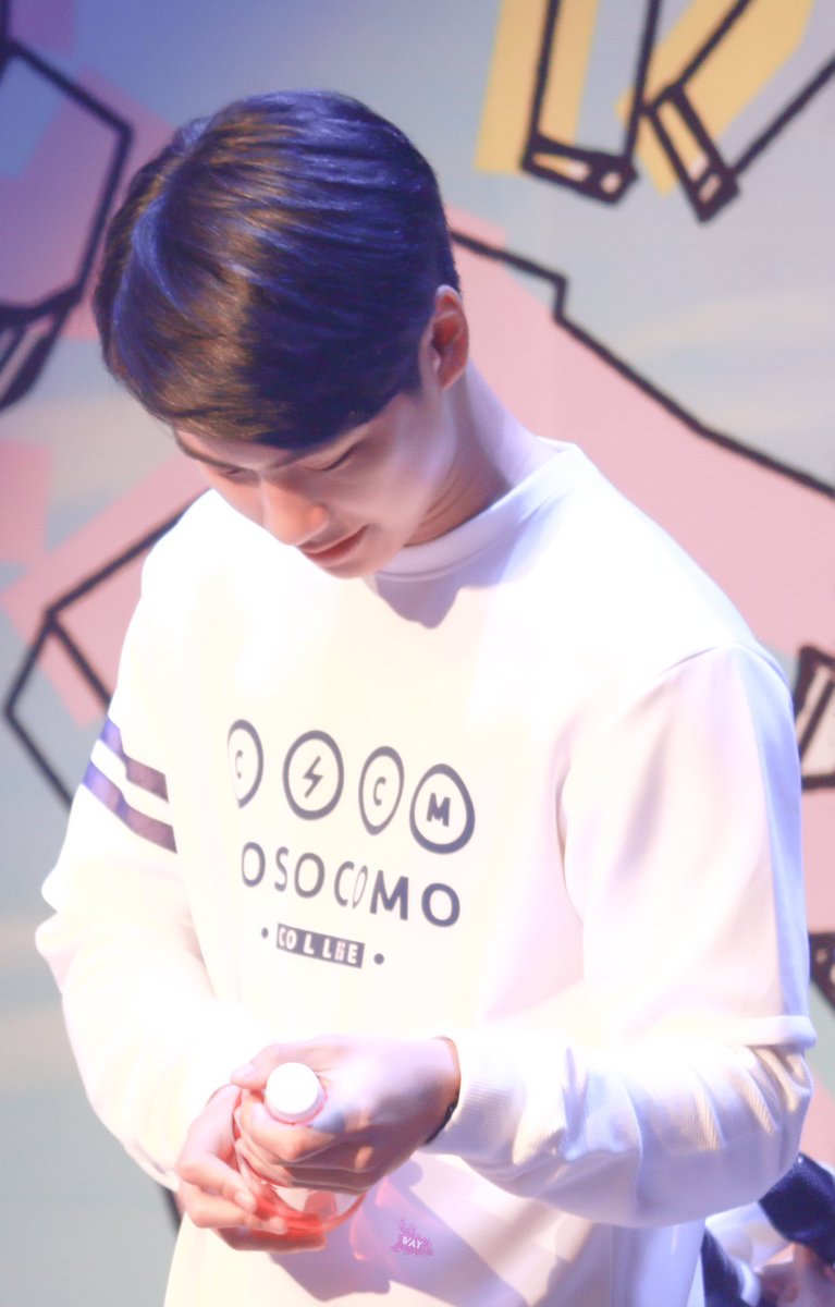 which_wayway's tweet photo. handsome boy
#ohmpawat 
@ohmpawatt https://t.co/yAfNDIiURw