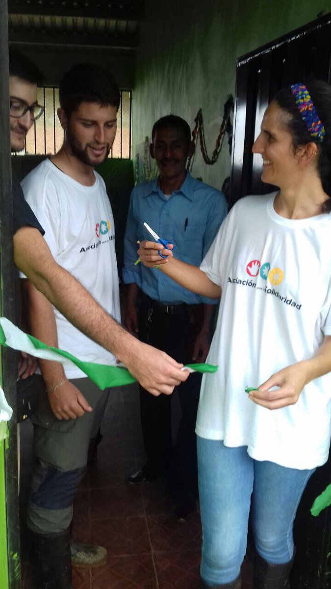 asolidaridad's tweet photo. Nacho, Manuela, Alfonso junto al Padre Shamba inauguran la escuela del Pedregal que hemos financiado gracias a la ayuda de todos! https://t.co/UYDlvQsPP5
