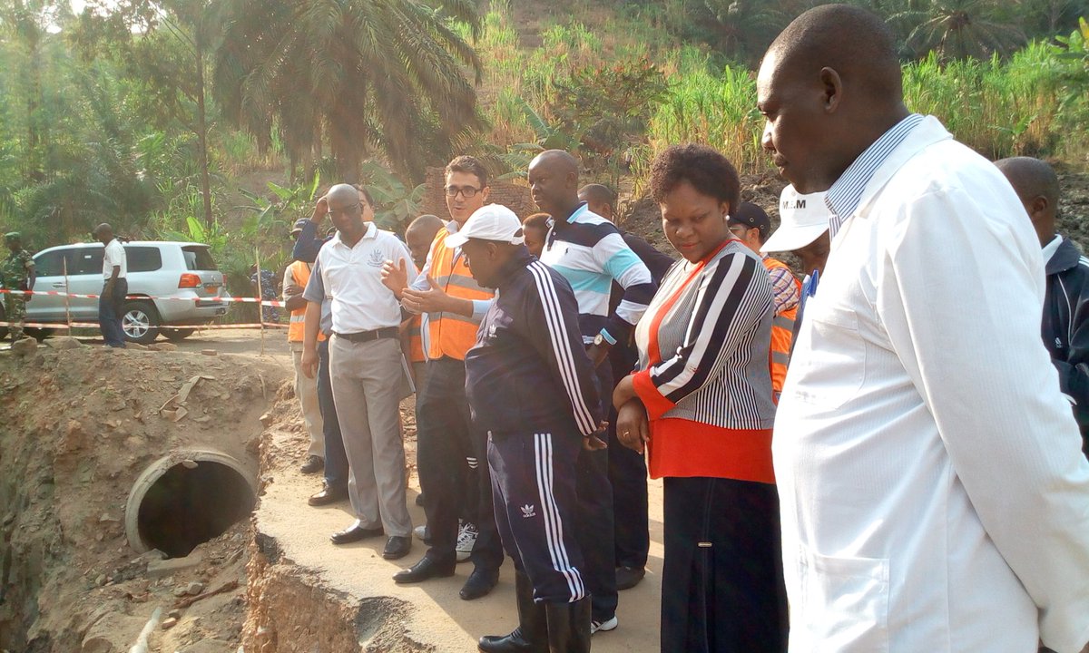 #Burundi: SE le 2VP, Dr. <a href="/ButoreJ/">Dr. Joseph BUTORE (Ph.D)</a> inspecte les travaux de réhabilitation des points critiques et d'amélioration du drainage sur LA RN1