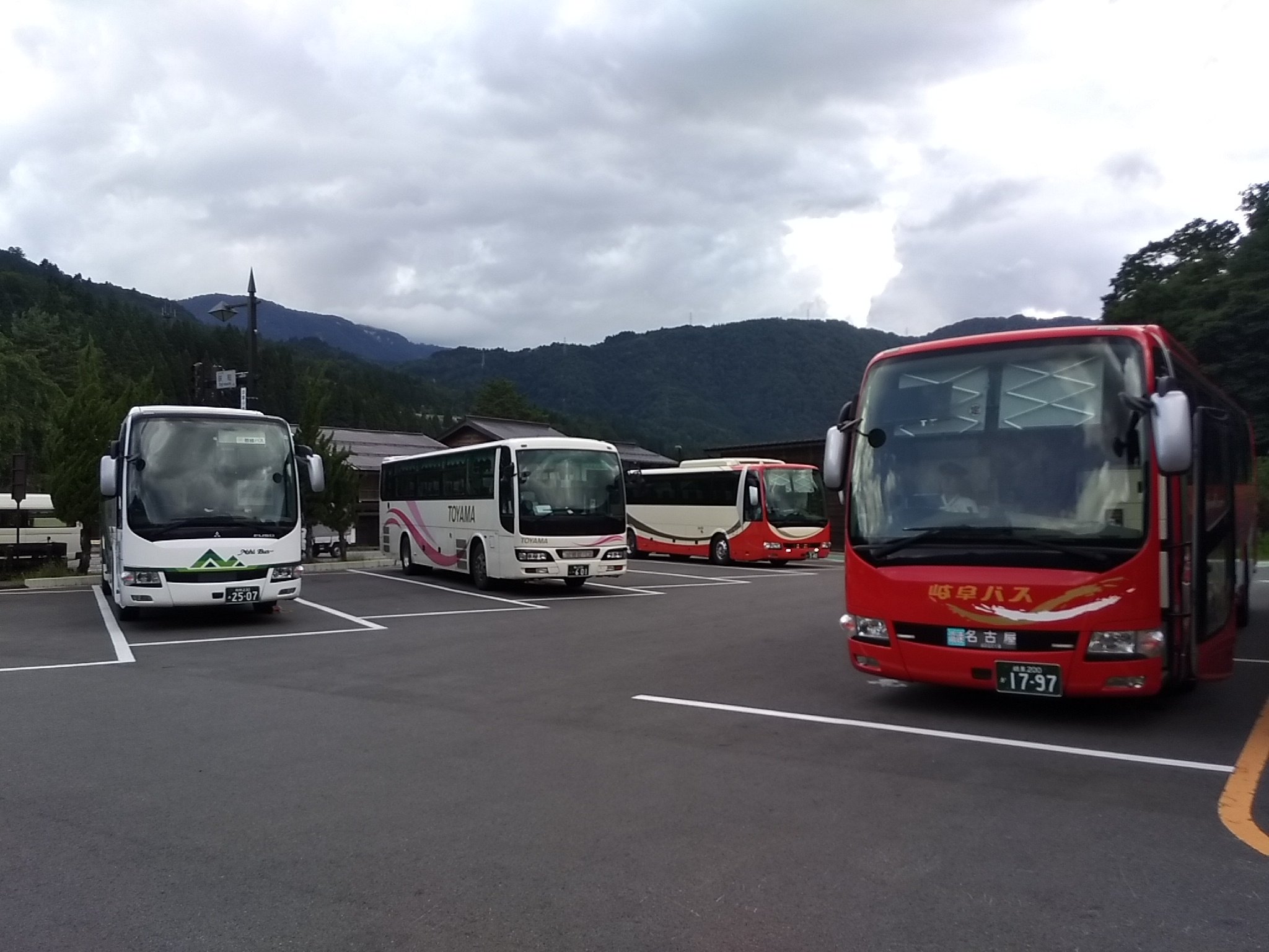 おけら 白川郷バスターミナル1番のりば 加越能バス高岡駅前行きの加越能バス富山230い601世界遺産バスへ乗車4名 バス車載のfree Wi Fiから送信 白川郷バスターミナルでは クレジットカード決済可能 濃飛 岐阜 加