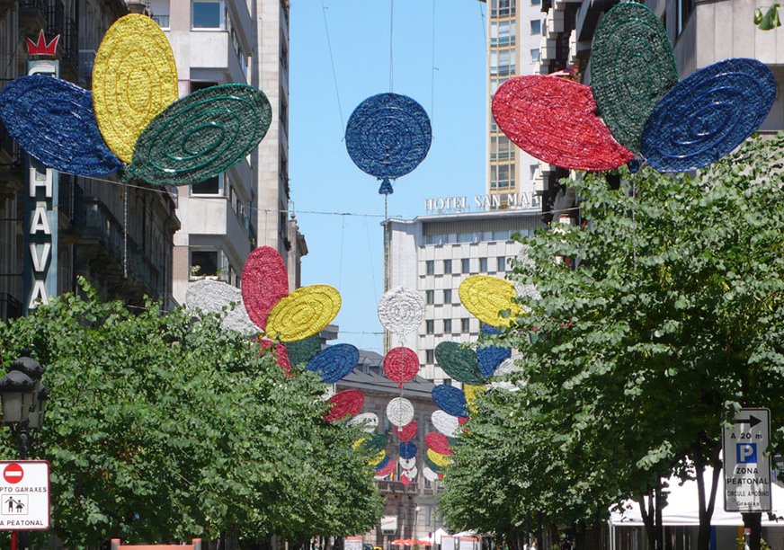 Decora las fiestas de tu localidad. Flores y Globos. Arco de Flores y globos de colores con tapiz. #galiciaenfestas #fiestasengalicia