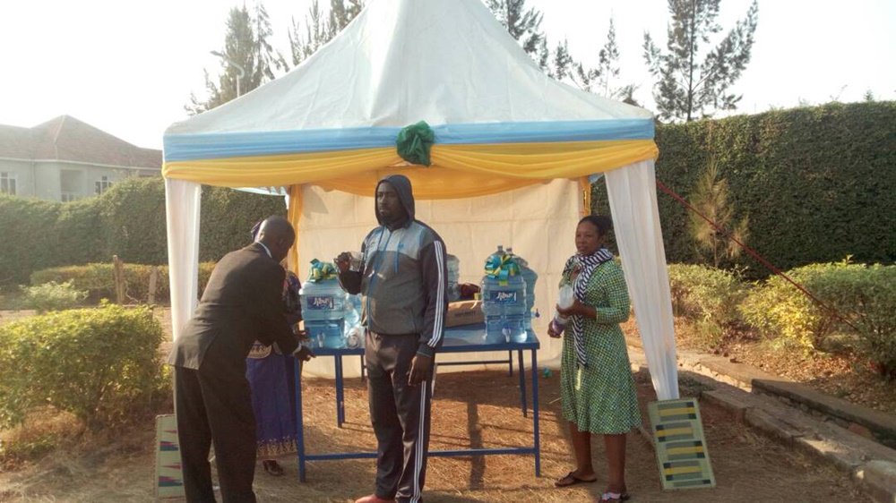 IGIHE's tweet photo. Muri Gacuriro hari agashya aho hateguwe icyumba cy'abafite intege nke ndetse n'amazi yo kunywa #RwandaDecides #RwandaElections2017 https://t.co/cbNcAyIE4g