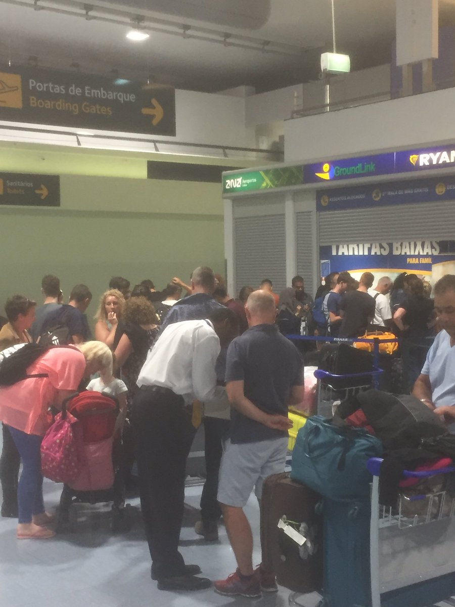 TheArtsCrusader's tweet photo. @VINCI @Ryanair please sort out this mess #Lisbonairport #strandedwithkids https://t.co/5fkbT6TNAH