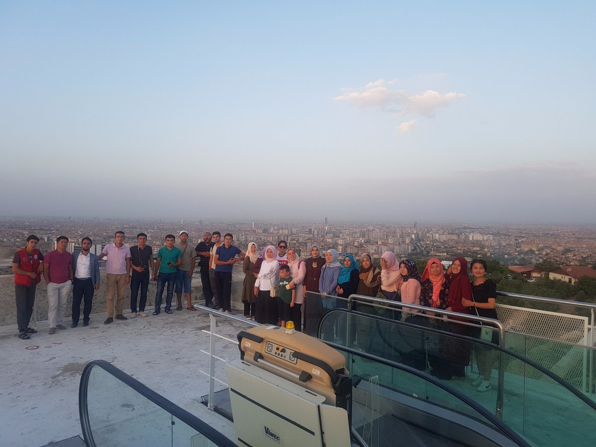 Kırgız  gençler Beyşehir İlçesini gezdiler Eşrefoğlu caminin tarihini camii imami İsmail hoca gençlere anlattı. Tekne turuna katıldılar.