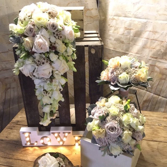 stable444's tweet image. Soft,romantic bridal bouquet and bridesmaids posies#avalancheroses#wedding#flowers#bridetobe by Joanne @stable444