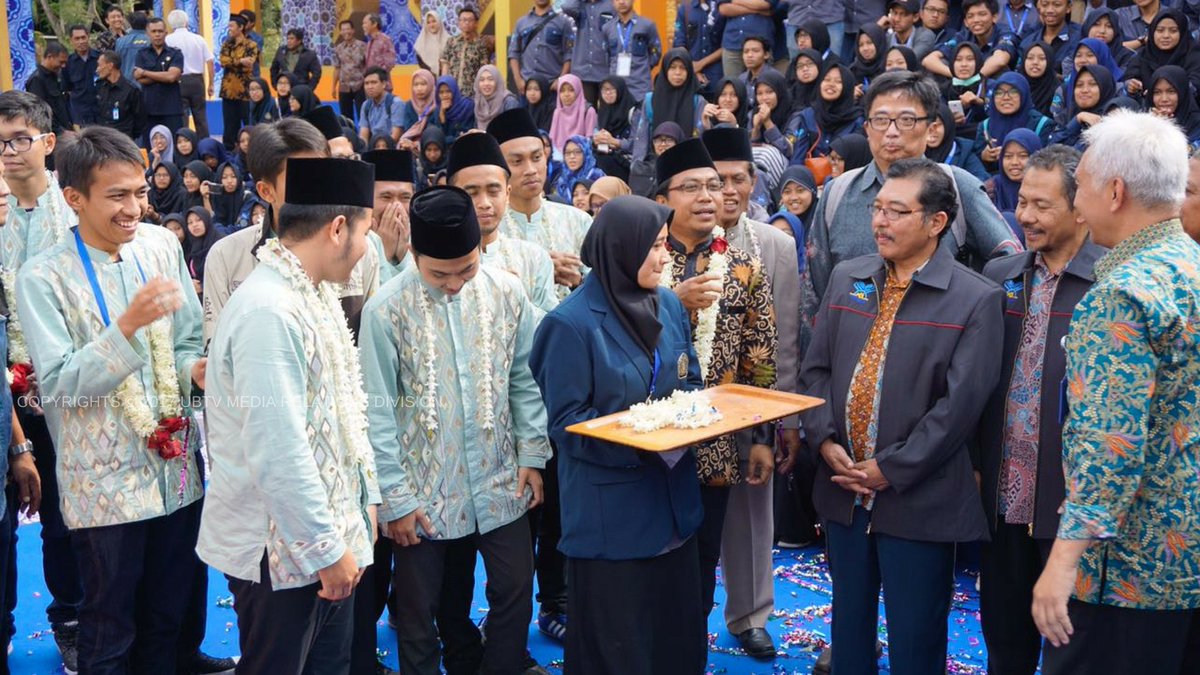 UBTV_Brawijaya's tweet photo. Baru saja diselenggarakan pembubaran panitia @mtqmn15 dan pelepasan para kafilah di lapangan rektorat @UB_Official. #MTQMNXV2017 https://t.co/us34YHe24U