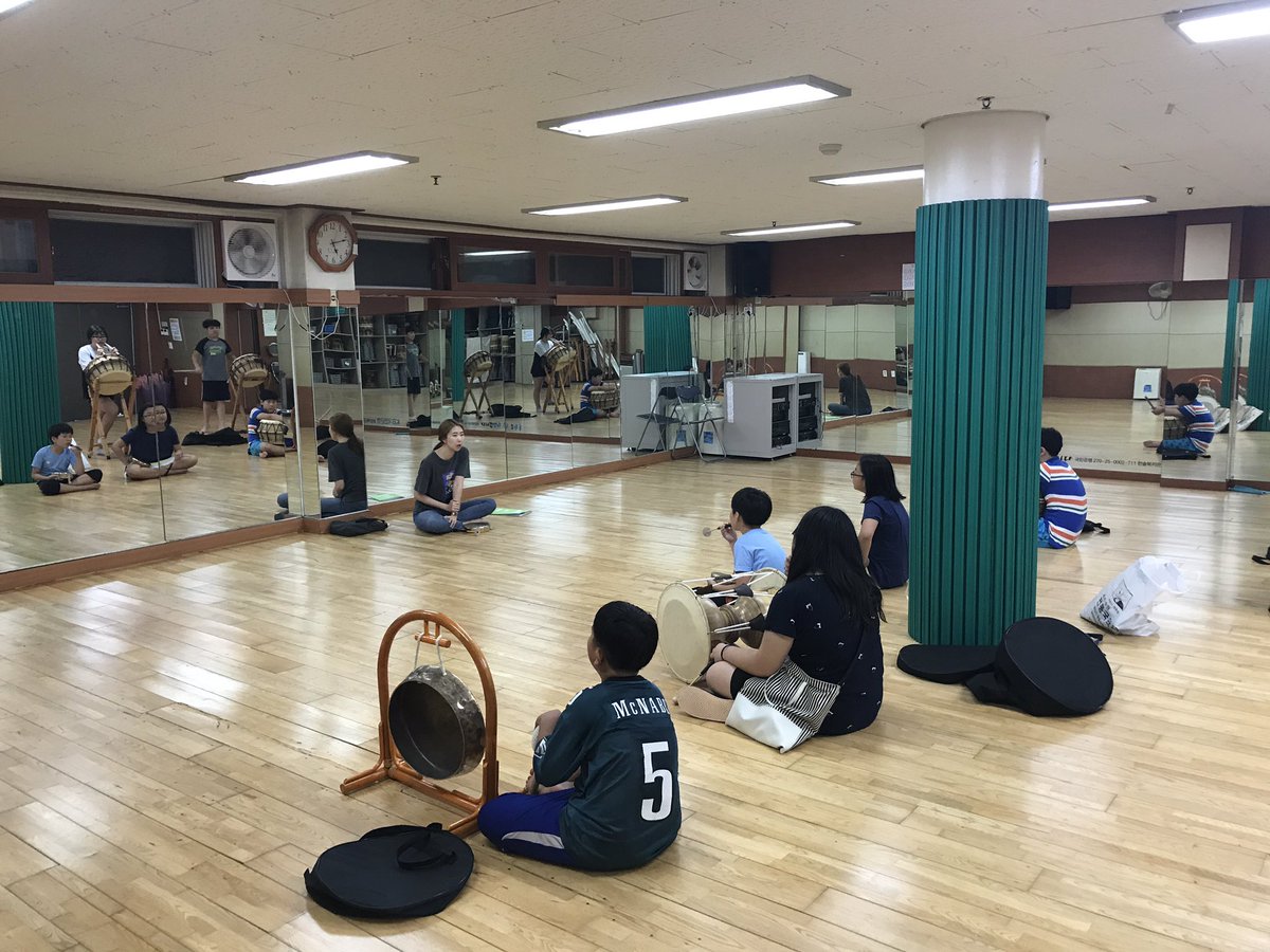 hansolwf's tweet photo. #한솔종합사회복지관 #사물놀이전문교육 #오하나풍물단 20번째 수업이 진행되고 있습니다. 아이들이 이젠 제법 사물놀이 장단을 느끼고, 사물놀이를 즐기고 있네요👍 https://t.co/qmkCbMYqNf