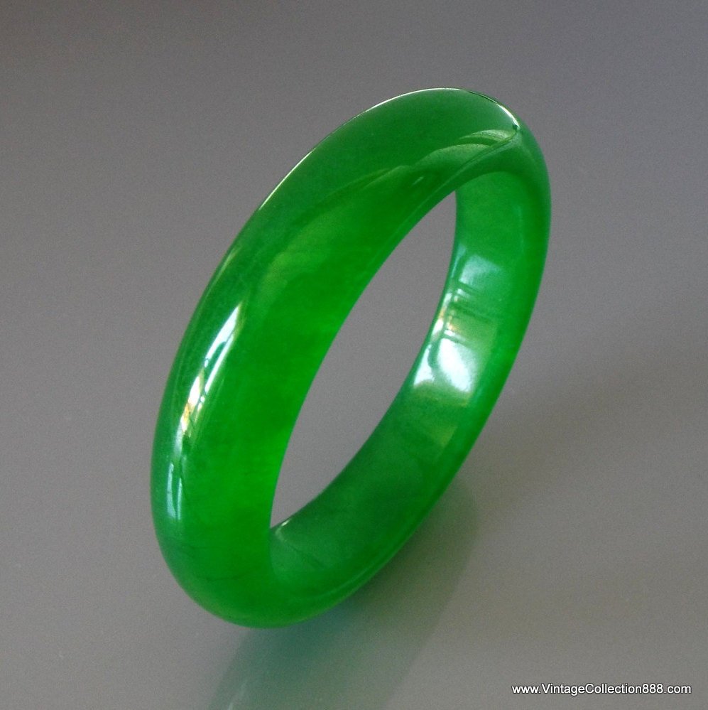 VCollection888's tweet photo. Translucent Green Jade Bangle. 61 mm - JB401 https://t.co/ncf056sFHz #Etsypromoteshop #TranslucentGreen https://t.co/SvDGnoY8ZP