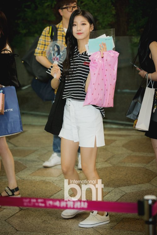 [NEWS PIC] #러블리즈 #Lovelyz Yein and Jisoo at Gimpo Airport Departure Heading to Japan