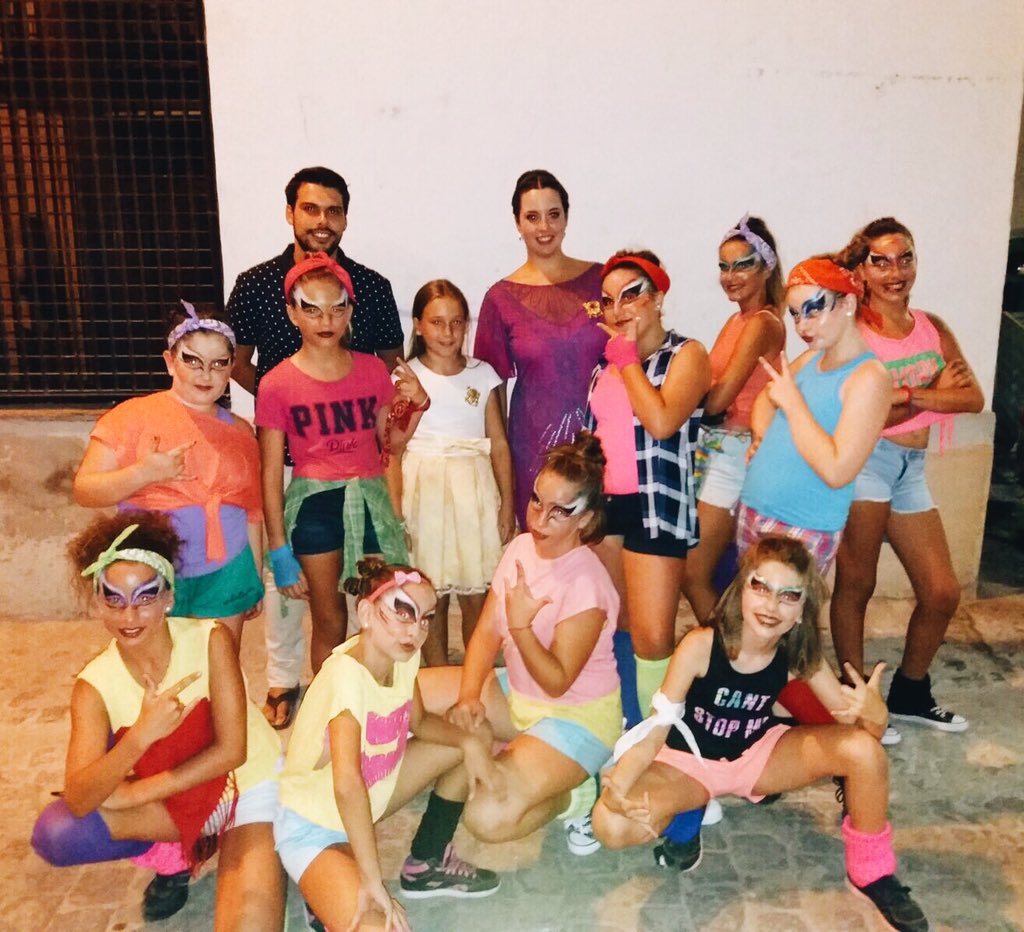 fallapoble's tweet photo. Altre any més vam ser partícips de la GRAN NIT DE FALLES on les 7 comissions ens van deleitar amb grans Playbacks!! 👯

#TORNEM #Falles2018 https://t.co/JHRIYtwAQk