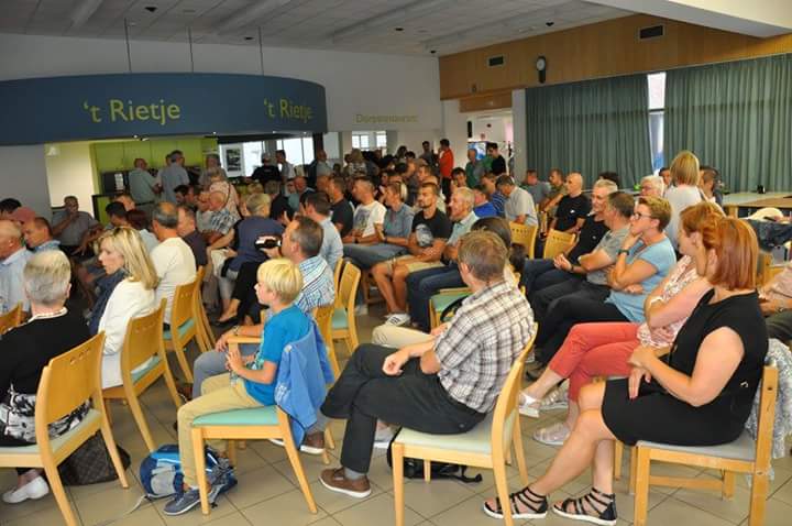 AnnVerbraeken's tweet image. @sven_nys @RunTWAEen topavond met Sven Nys...een topatleet en 129  toeschouwers! Bedankt Sven voor uw steun aan RTWA! Bedankt toeschouwers !