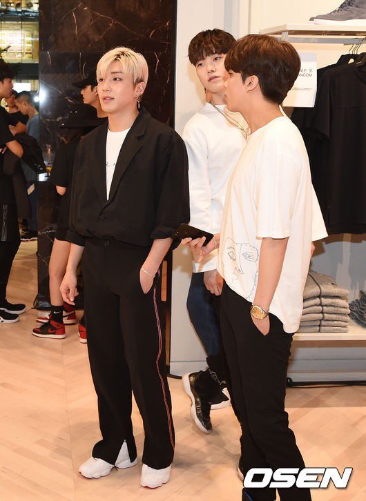 moonjjongyeupp's tweet photo. #JordanHongdae https://t.co/hVrovLjdCZ