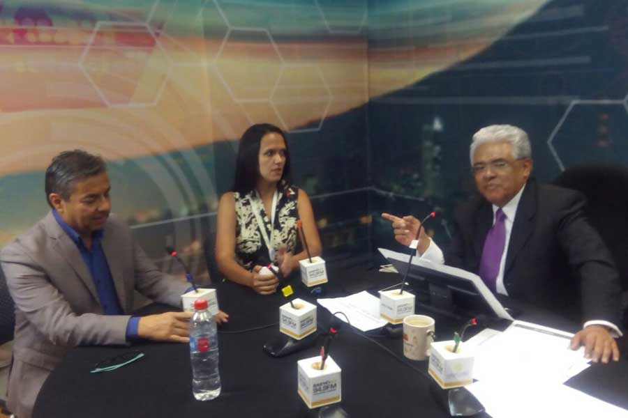 LigaDeLaLecheMX's tweet photo. Nuestra Líder @limonmarcela hablando de #LactanciaMaterna con @fercrisanto en @RadyoOro949 #Vive AMAmanta #SMLM2017 https://t.co/u5kijnaEtY