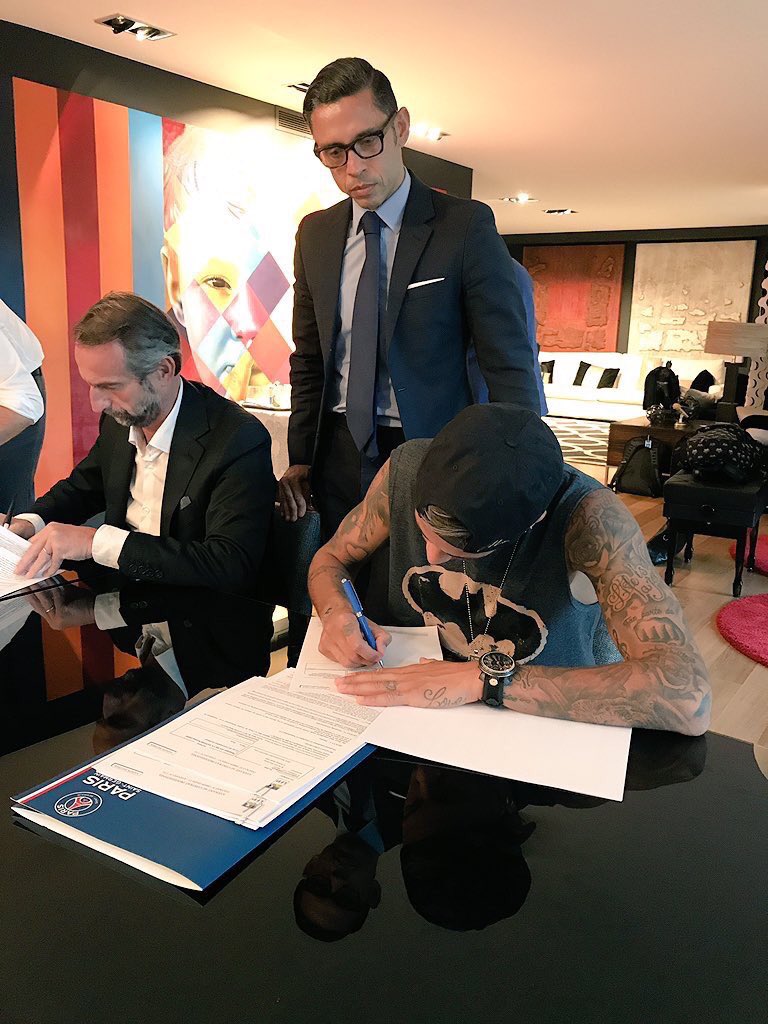 DonaLuciaHexa's tweet photo. Você procurando estágio: terno, gravata, sapato, gel no cabelo 

Neymar assinando o maior contrato da história: regata do Batman https://t.co/UCYvZRXYhS