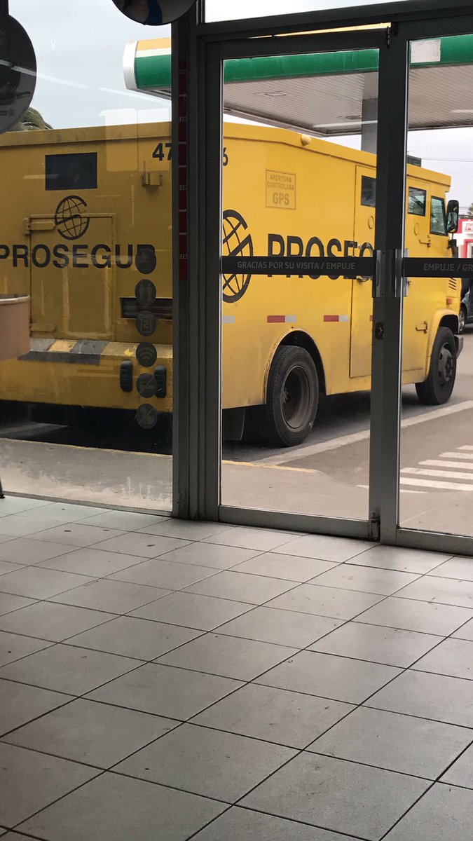 C__Red's tweet image. Camión @Prosegur estacionado en minusválidos!! Vergüenza