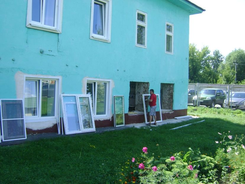 В ДШИ "Лира" продолжаются работы по подготовке здания к началу нового учебного года - замена оконных блоков.
