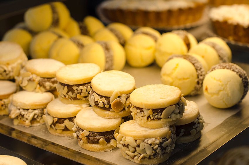 dosportenas's tweet photo. ¡Feliz viernes! Prueba los deliciosos alfajorcitos en @dosportenas #Pozuelo #pastelería https://t.co/Oag20LSbUW