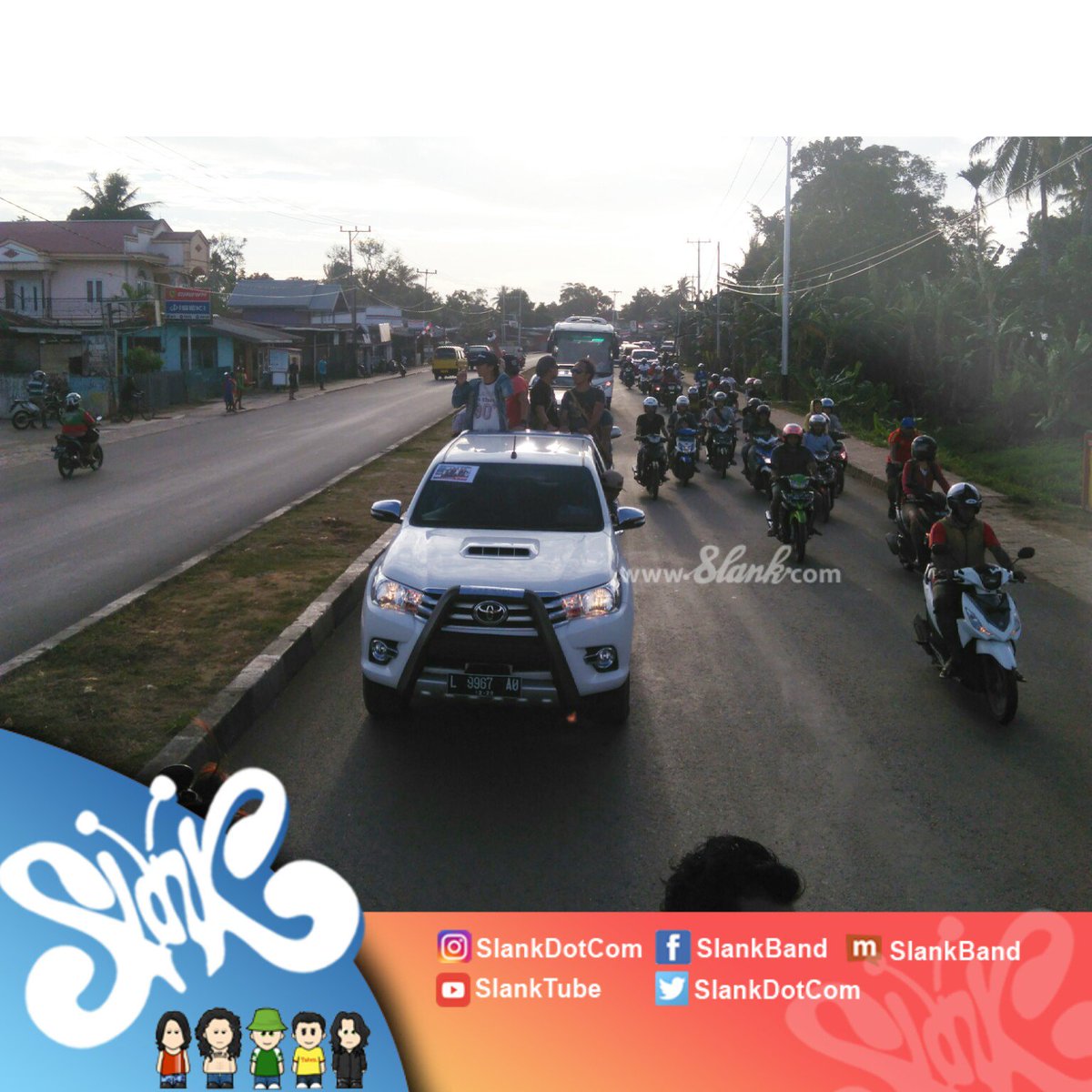slankdotcom's tweet photo. Konvoi keliling Merauke bareng Slankers Papua! Jangan lupa BESOK MALAM kita #ngeSlankRameRame di Lapangan Missi 2 #SlankDiMerauke https://t.co/tDmZe8udS7