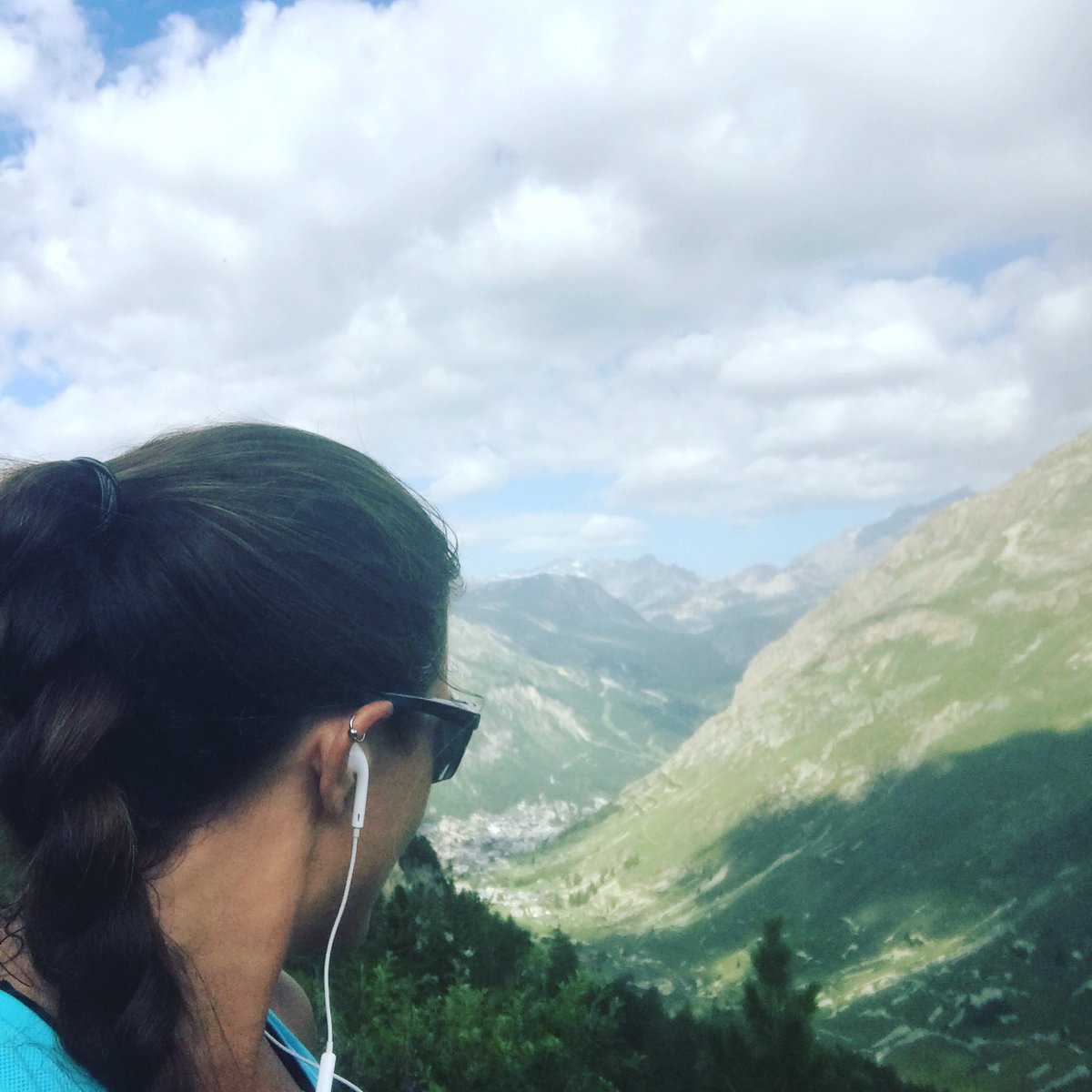 HelenLouiseGill's tweet photo. Thankful of this view to make 10.5km uphill! 21km done #valdisere #trailrunning #saucony #aasics #girlswhorun #mountains #chasingcyclists https://t.co/265S6Jysm6