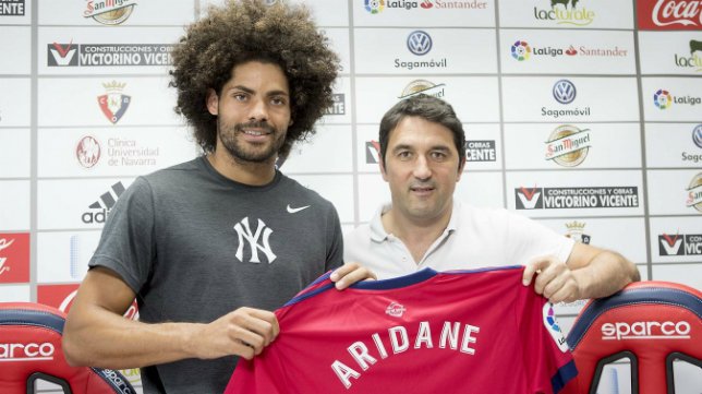 CAOenfurecido's tweet photo. ¿CÓMO SABEMOS QUE NO LE HAN PUESTO UNA PELUCA AFRO A RIVIÈRE Y NOS LO HAN VUELTO A ENCASQUETAR? https://t.co/sR22tzK0o4