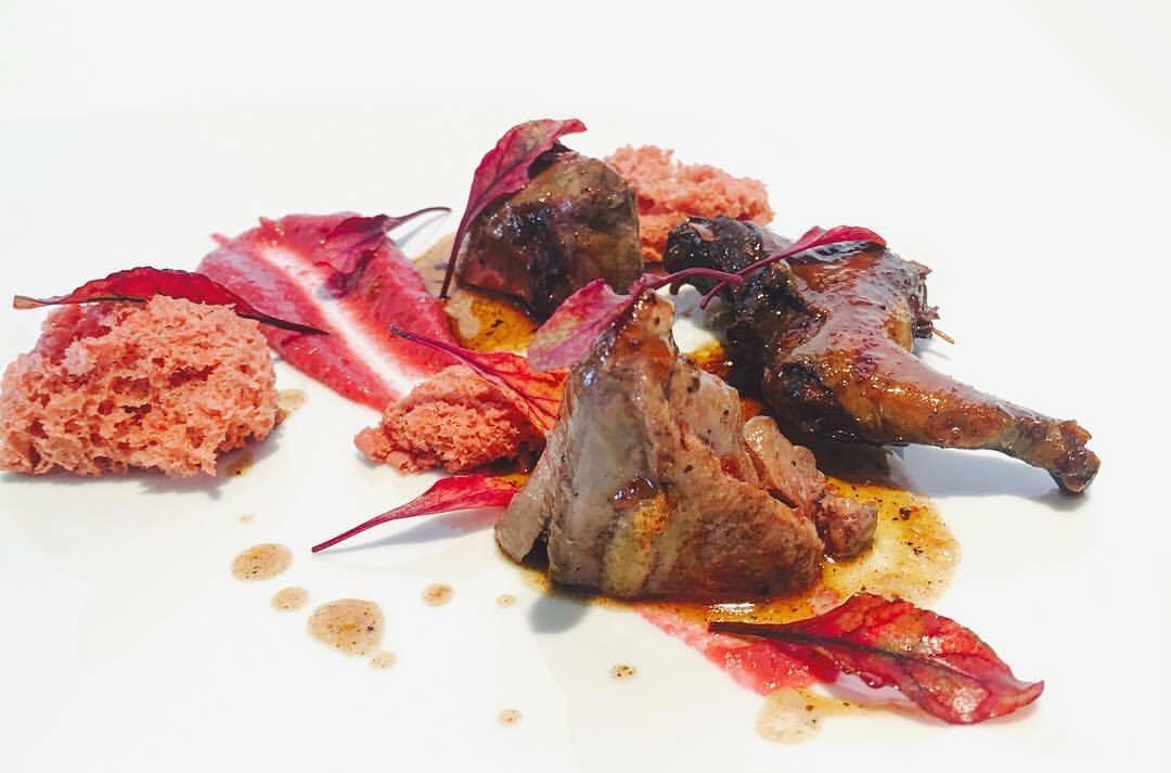 Elroser2's tweet photo. Fixeu-vos bé quina pinta tant bona té aquest colomí amb remolatxa i garnatxa de l'Empordà 😋#menudegustacio #gastronomia #emporda #costabrava https://t.co/Smu5WptsJ8