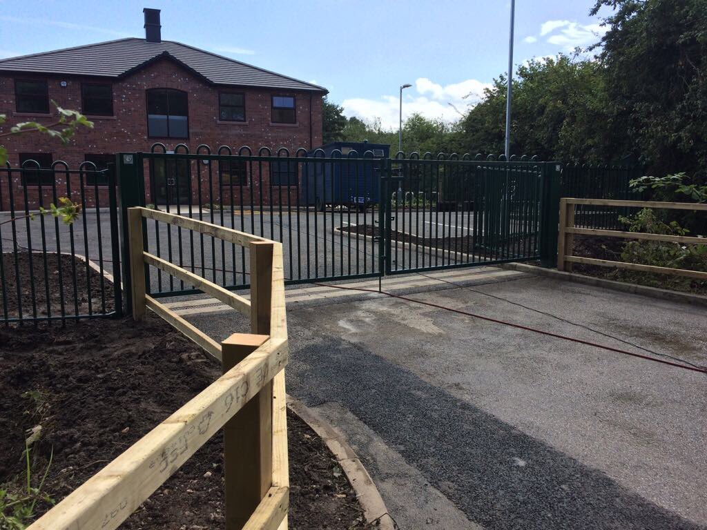 PeerlessLtd's tweet photo. Before and After 😃#TR800 #Gate #Fencing #Lancashirehour #Northwest @Garypeerless @helenPeerlessfe https://t.co/67mawIeLaF