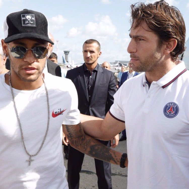 pkfoot's tweet photo. Ok Neymar est à Paris mais que fait Chiellini derrière lui ?! https://t.co/TF5QQjQB6M