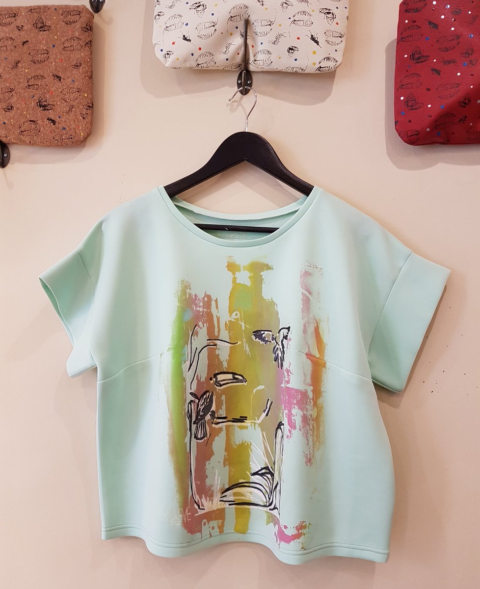 MaeveLab's tweet photo. Úlltima Top de Neopreno verde, talla L #HechoAMano #IlustracionesOriginales #EdiciónLimitada #MaeveLab #Serigrafia #Textil #HechoEnAsturias https://t.co/Pq73rdmbNX
