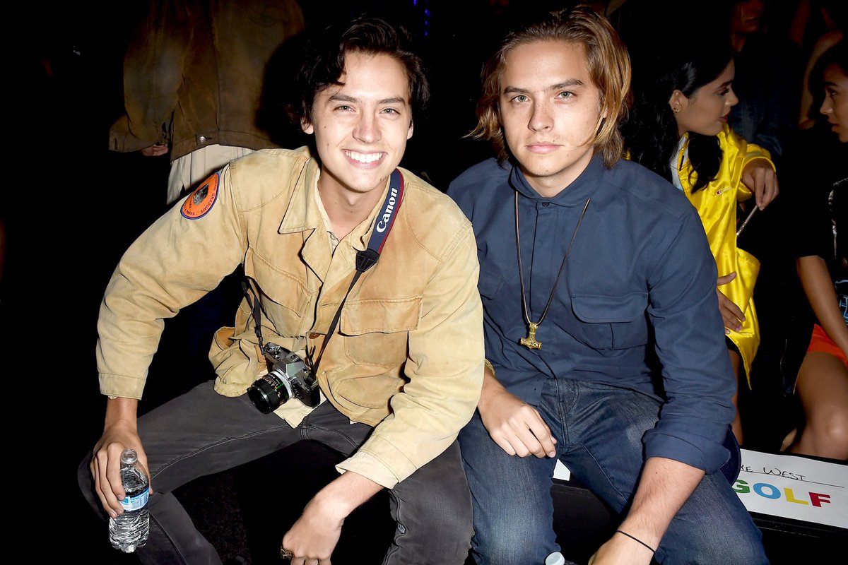 GossipRoomOff's tweet photo. 1 #RT = 1 bon anniversaire aux jumeaux Cole et Dylan Sprouse qui fêtent leurs 25 ans aujourd'hui ! 🎂🎉👬 https://t.co/OwVLUm01aD