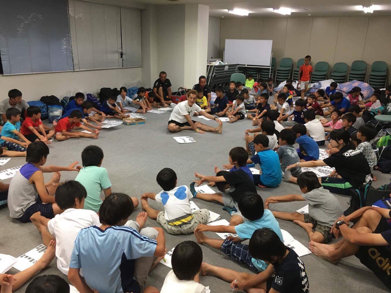 Kuni Labo A Twitter 夏休みは合宿 シーズン 先日はサッカー少年たちへのストレッチのレクチャーをやらせて頂きました 小学1年 6年生まで約80人の子どもたちが お風呂後の良いタイミングで熱心に聞いてくれました ストレッチ 少年サッカー ケア セルフケア Kuni Labo A Twitter 夏休みは合宿 シーズン 先日はサッカー少年たちへのストレッチのレクチャーをやらせて頂きました 小学1年 6年生まで約80人の子どもたちが お風呂後の良いタイミングで熱心に聞いてくれました ストレッチ 少年サッカー ケア セルフケア