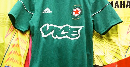 VICEfr's tweet photo. Pendant que Neymar débarque au Parc, VICE déboule sur le maillot du @RedStarFC https://t.co/AMVOJN1x2L https://t.co/fRrjE9sKjz