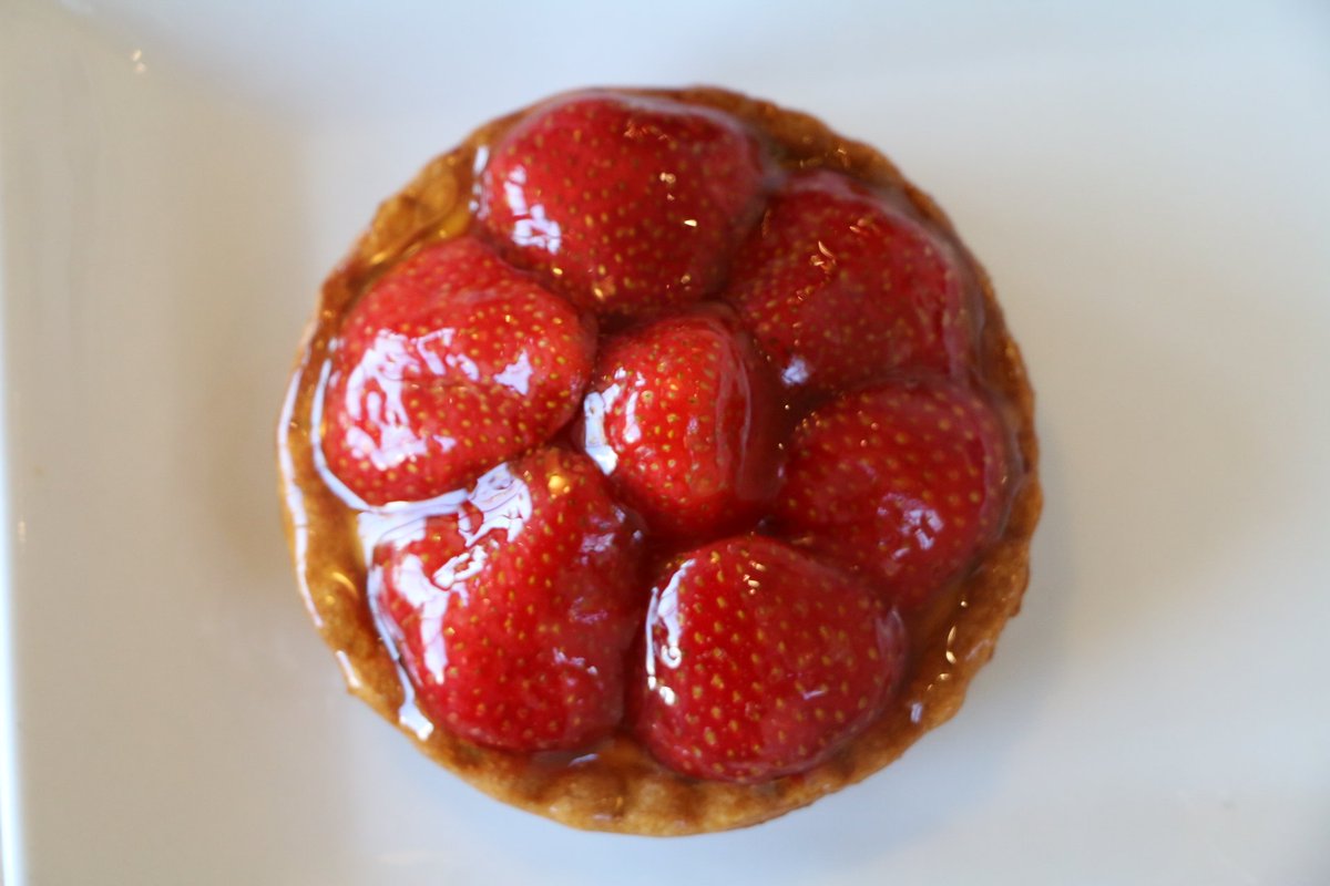 Start your weekend early with one of our fresh summer tarts... YUM! #bretzelbakery