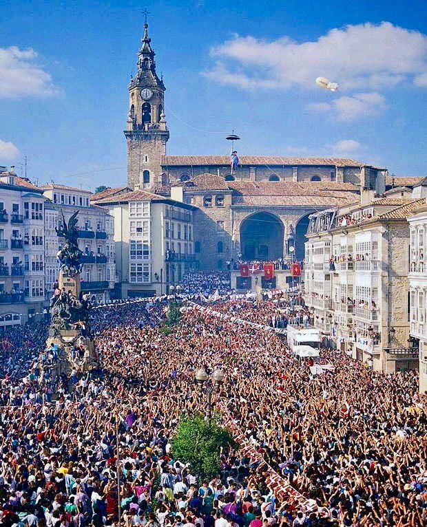 RteIkea's tweet photo. 💥 4 de Agosto. Un día muy especial para todos los vitorianos. #LaBlanca2017 #Celedon https://t.co/2YpUDLBtvP