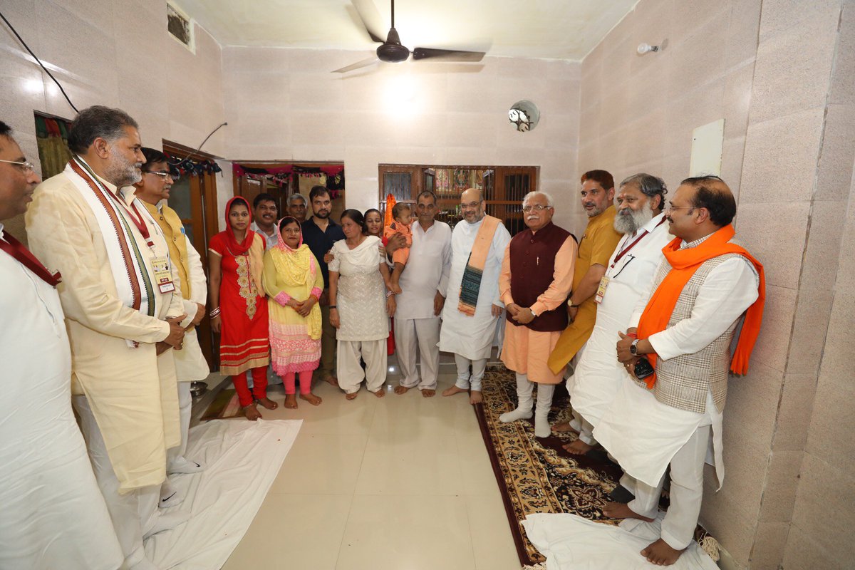 AmitShah's tweet photo. रोहतक में हमारी कार्यकर्ता श्रीमती तारा देवी जी के य��ां भोजन किया। मैं तारा देवी जी एवं उनके परिजनों को उनके आतिथ्य के लिए धन्यवाद देता हूँ। https://t.co/YpoAC4sL8y