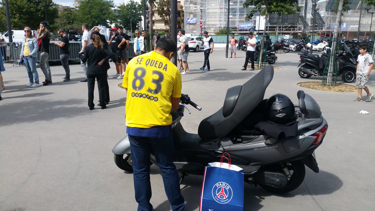 LMDPSG's tweet photo. cc @3gerardpique on a un petit message pour toi 😭 https://t.co/jXD0lp3qFB