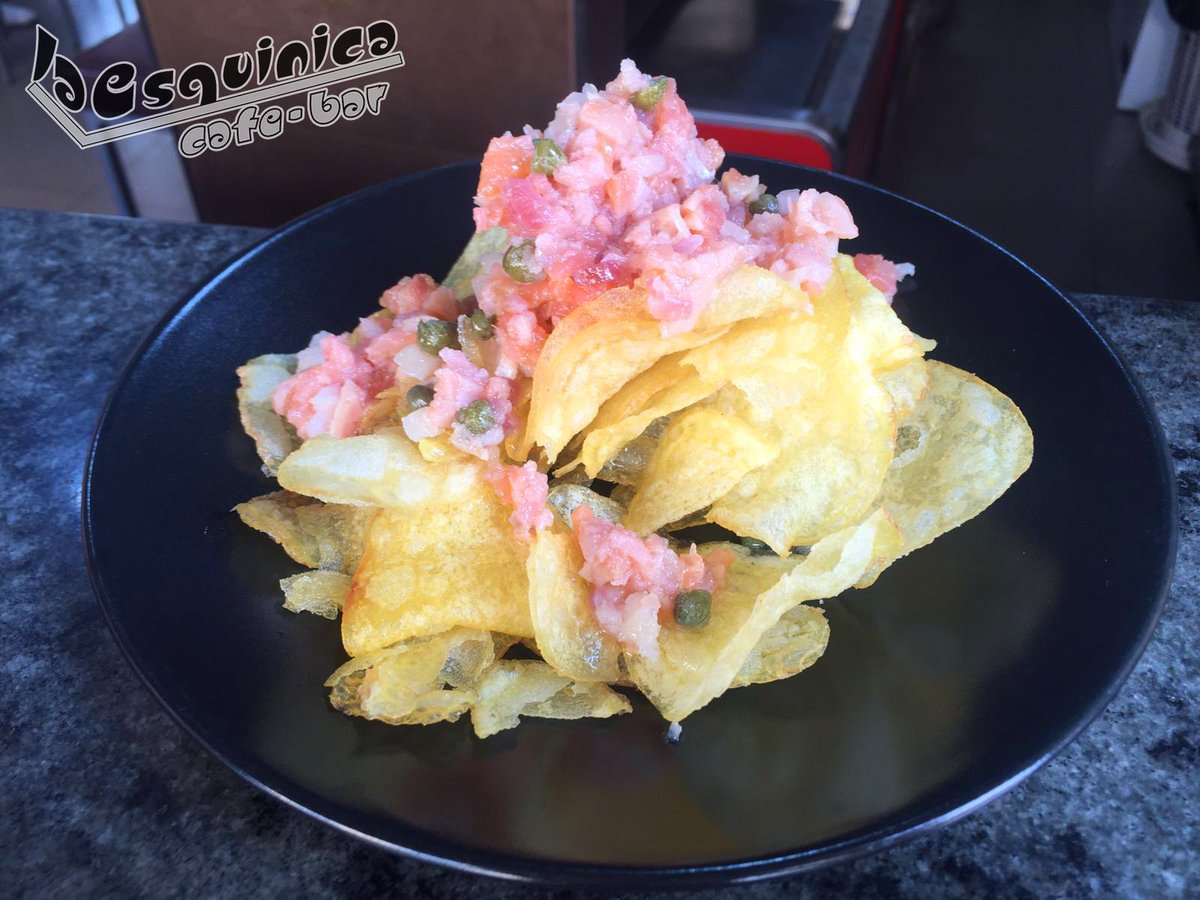 Un aperitivo para ir entrando en el fin de semana... 😊😁😉

¡Coge una patata bien cargada de ahumados y a disfrutar! 🍻

#Tapas #LaEsquinica