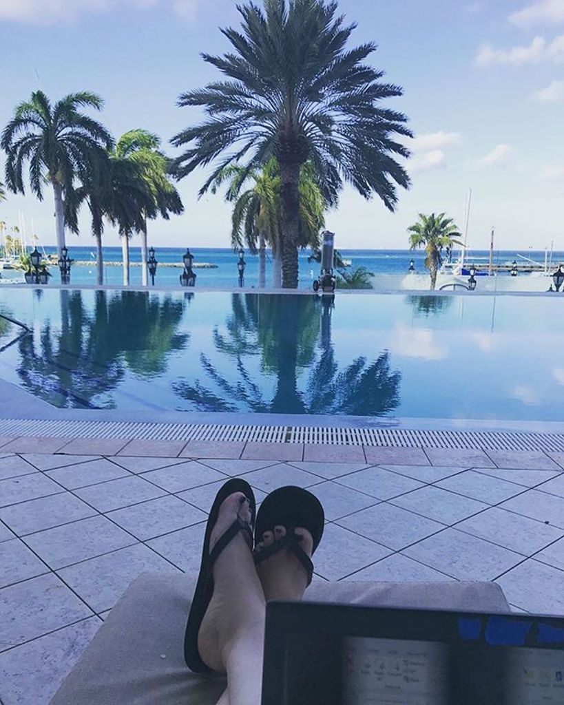 Sure beats the office view. (Especially on a Friday morning) Wouldn't you agree?

Pic by @sccox80
#aruba #discoveraruba #onehappyisland