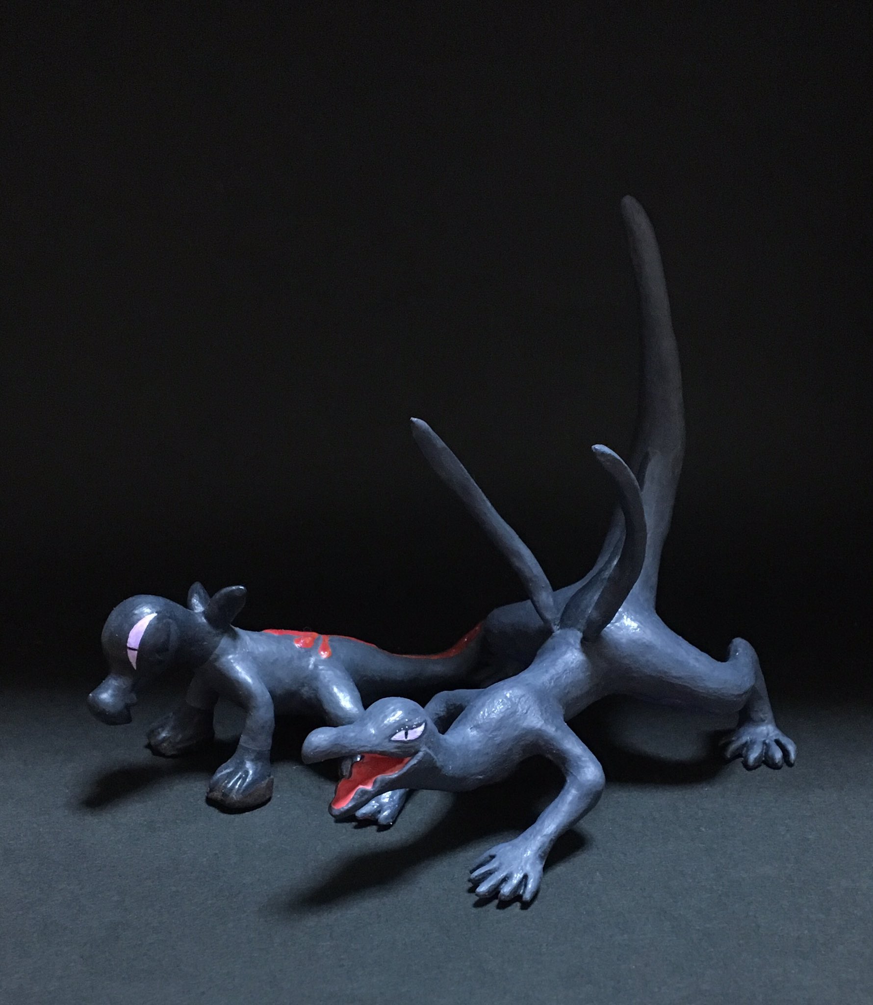 わたし 石粉粘土でポケモンサンムーンに登場するエンニュートを作りました お腹にラメを塗っています 目は何回も塗り直しました 以前作ったヤトウモリと一緒に ポケモン 粘土 エンニュート フィギュア T Co Astbum4jqn Twitter