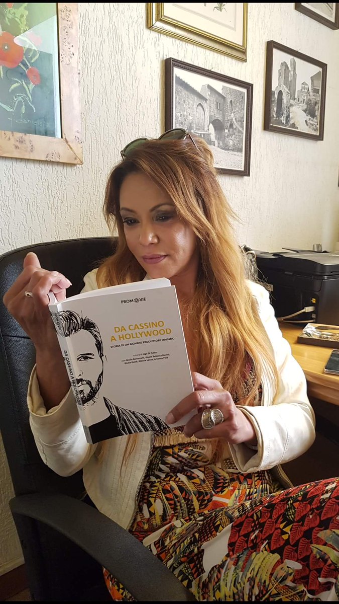 promovieteam's tweet photo. Tra i #lettori di #DaCassinoaHollywood, oggi #4Agosto, citiamo la bella attrice @lindabatista533
#promovie #siamosolonomi 📖 https://t.co/mP5jCzvMK3
